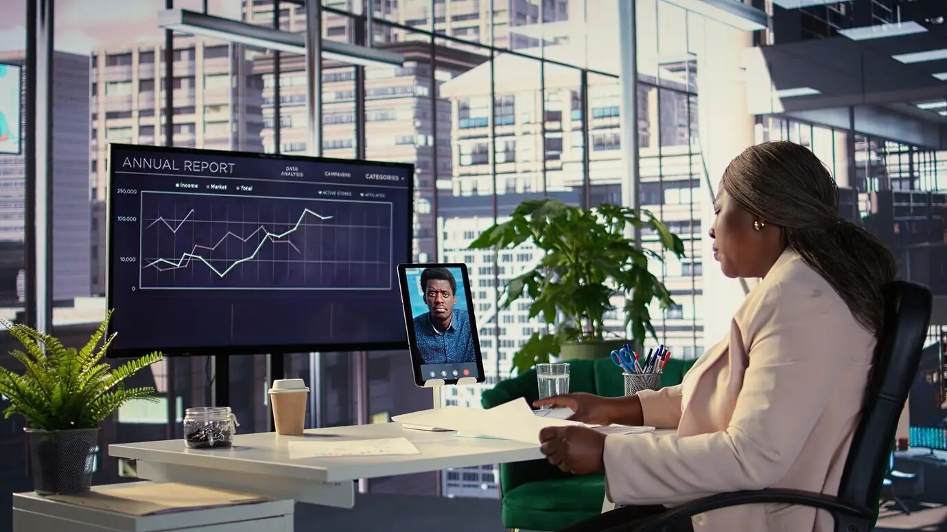 Schwarzer Unternehmer präsentiert einem Anteilseigner eine neue Projektidee.