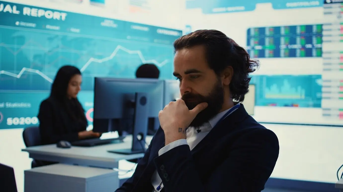 Projektmanager analysiert Leistungskennzahlen, um den globalen Geschäftserfolg sicherzustellen.