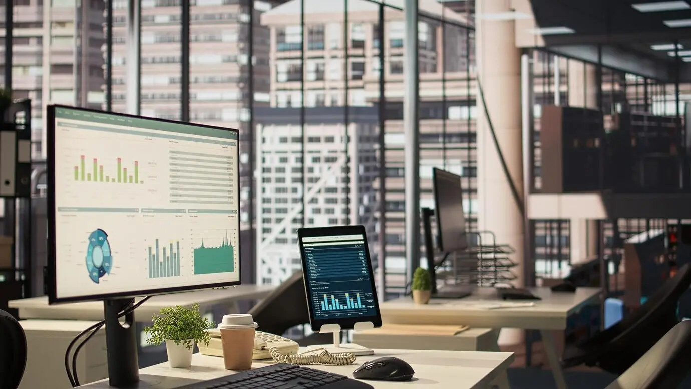 Leeres Geschäftsbüro mit Bürokabinen, die der Effizienz organisatorischer Aktivitäten dienen.