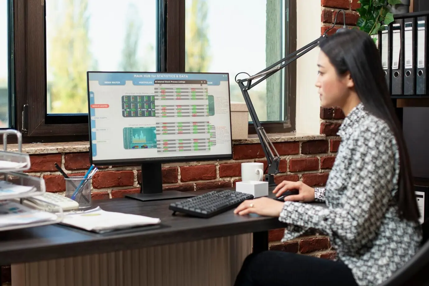 Frau überprüft Berichte über Geschäftsdaten.