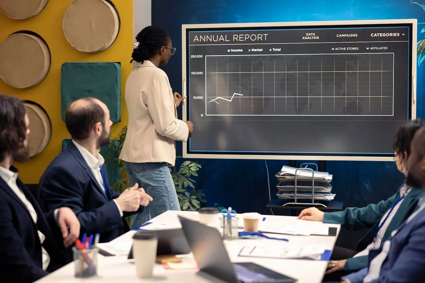 Ein Mitarbeiterteam analysiert Trends, um das Treffen entscheidender Entscheidungen zu unterstützen.